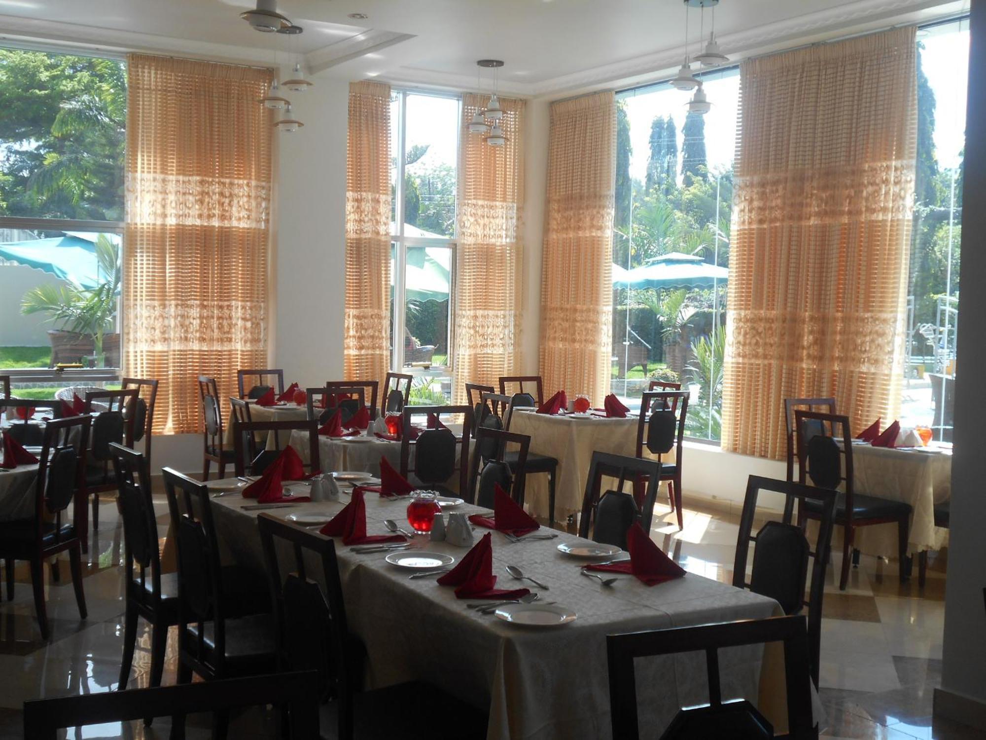 Adden Palace Hotel & Conference Centre موانزا المظهر الخارجي الصورة
